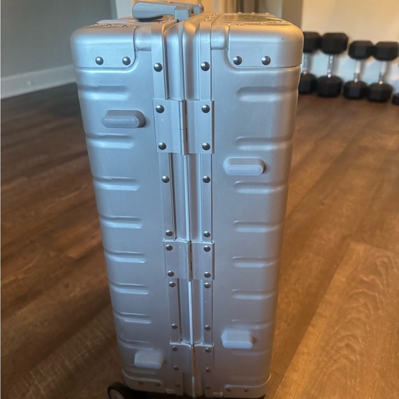 Valentino - Mario Valentino Authentic Aluminum-360’ Spinner Wheel LUGGAGE - Picture 3 of 5